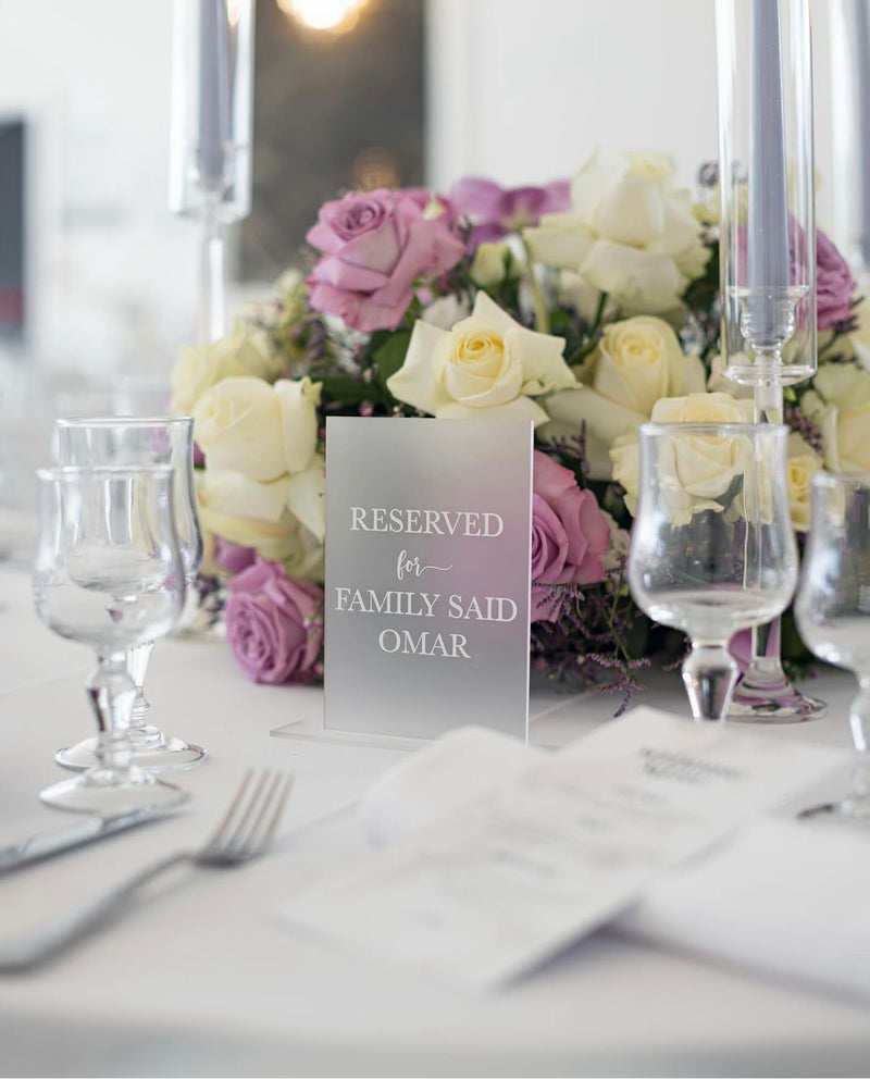 NOM DE TABLE PERSONNALISÉ, GRAVURE SUR PLEXIGLASS, PLEXIGLASS EFFET GIVRÉ, DÉCORATION DE TABLE, DÉCORATION MARIAGE, PLEXI GIVRÉ, MARIAGE BLANC ET VIOLET, NUMÉRO DE TABLE, PLAN DE TABLE